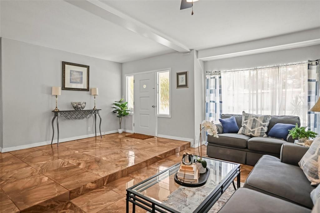 For Sale: $349,900 (3 beds, 2 baths, 902 Square Feet)