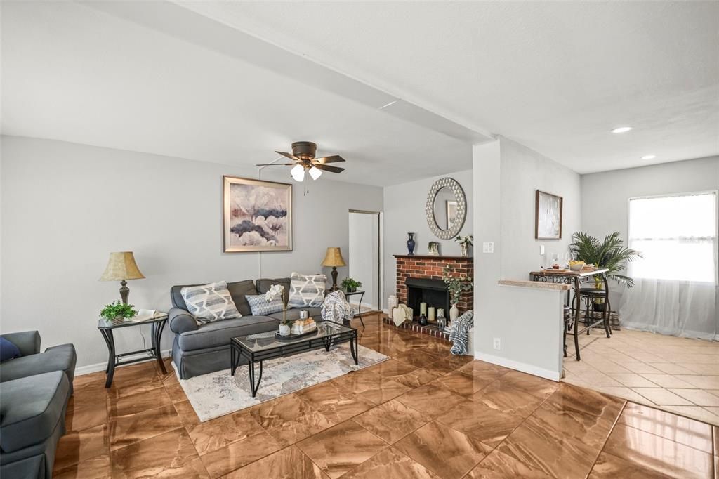 For Sale: $349,900 (3 beds, 2 baths, 902 Square Feet)