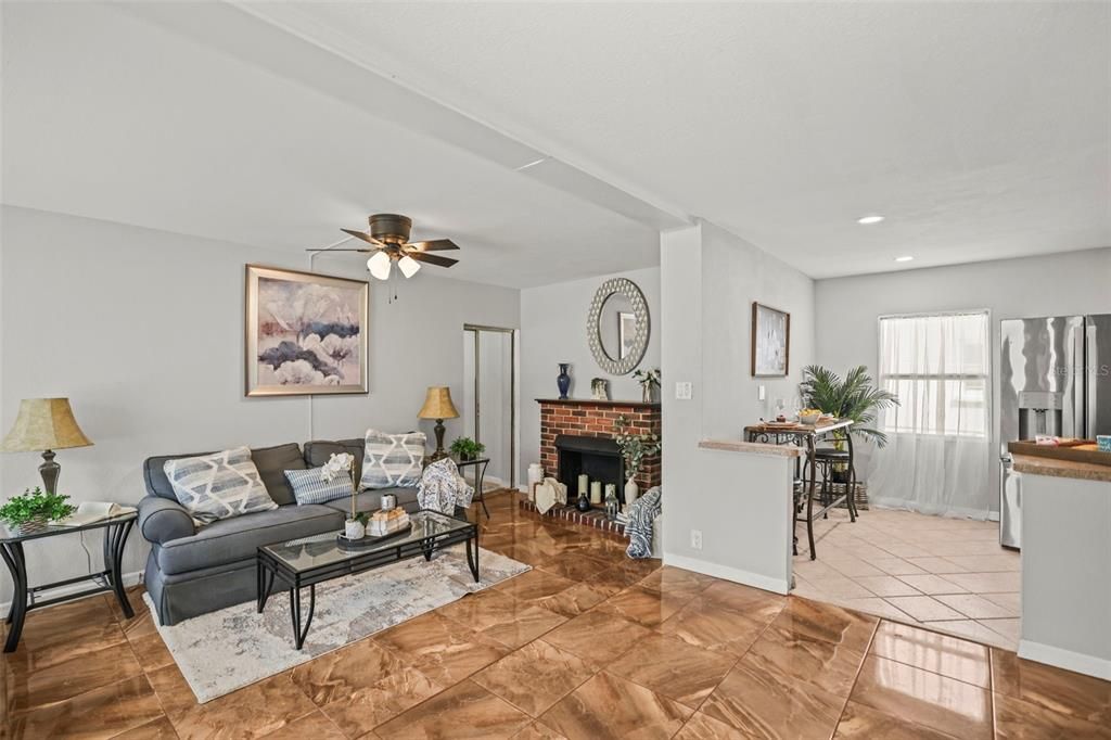 For Sale: $349,900 (3 beds, 2 baths, 902 Square Feet)