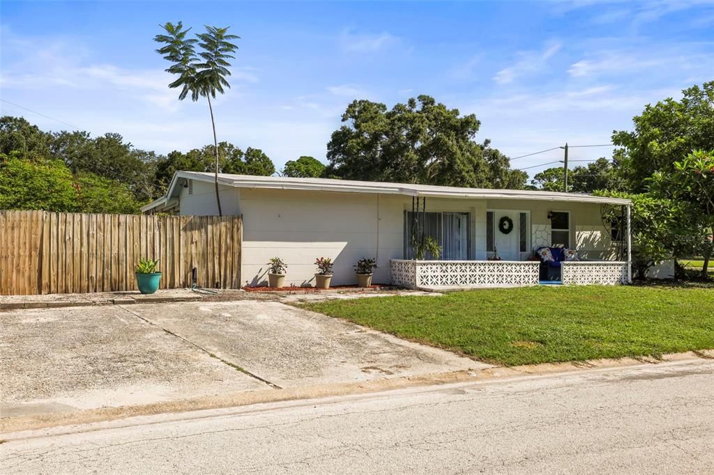 For Sale: $349,900 (3 beds, 2 baths, 902 Square Feet)