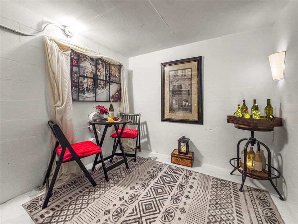 For Sale: $349,900 (3 beds, 2 baths, 902 Square Feet)