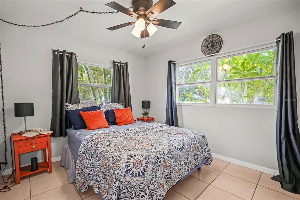For Sale: $349,900 (3 beds, 2 baths, 902 Square Feet)