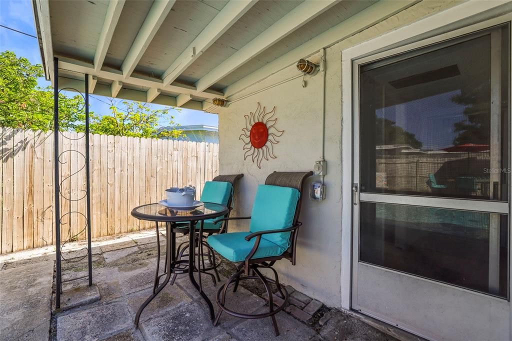 For Sale: $349,900 (3 beds, 2 baths, 902 Square Feet)