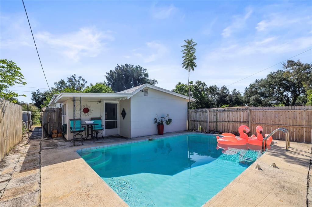 For Sale: $349,900 (3 beds, 2 baths, 902 Square Feet)