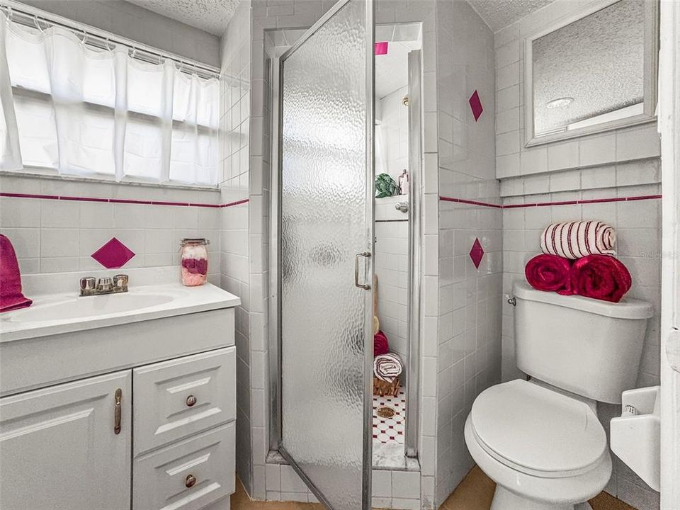 For Sale: $349,900 (3 beds, 2 baths, 902 Square Feet)