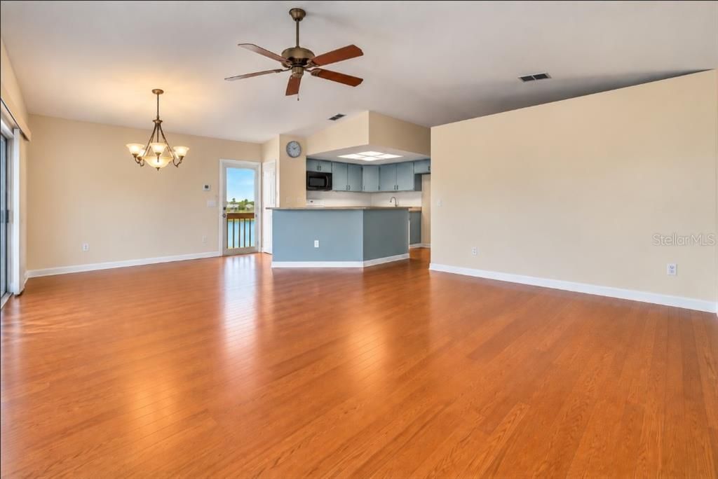 For Sale: $560,000 (2 beds, 2 baths, 1056 Square Feet)