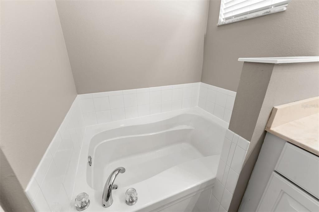 For Sale: $389,000 (3 beds, 2 baths, 1951 Square Feet)