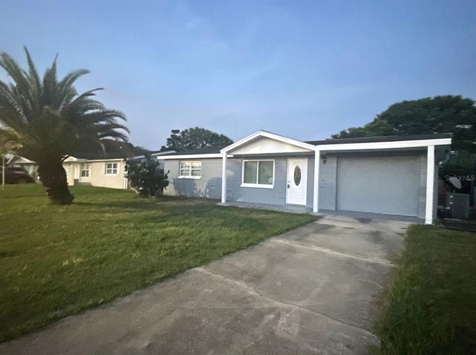 For Rent: $2,000 (4 beds, 2 baths, 816 Square Feet)