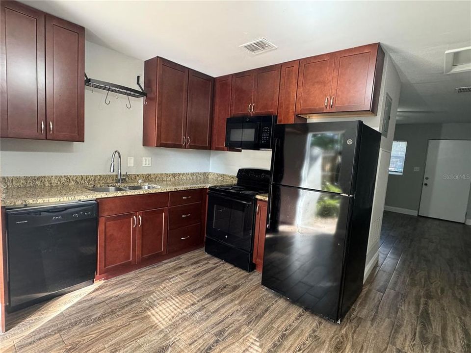 For Rent: $1,750 (2 beds, 1 baths, 780 Square Feet)