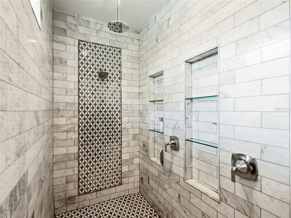 Activo con contrato: $1,125,000 (5 camas, 4 baños, 3768 Pies cuadrados)