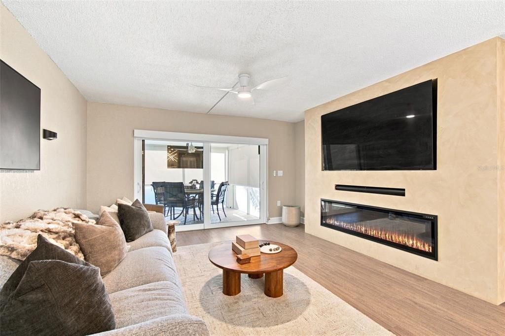 For Sale: $674,500 (2 beds, 2 baths, 971 Square Feet)