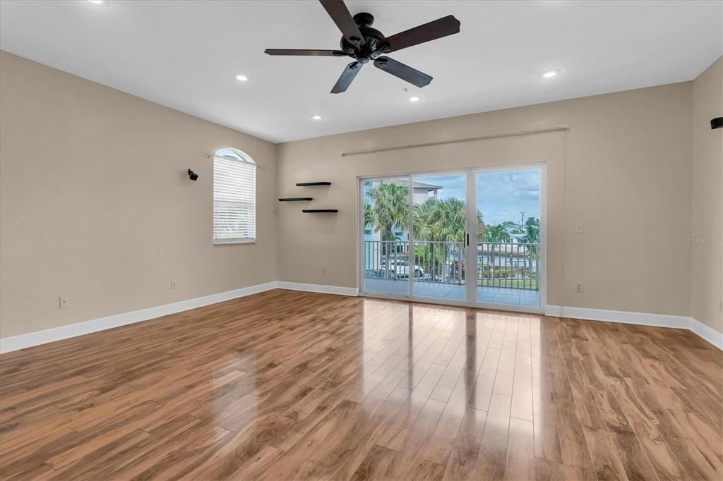 На продажу: $750,000 (3 спален, 3 ванн, 1958 Квадратных фут)