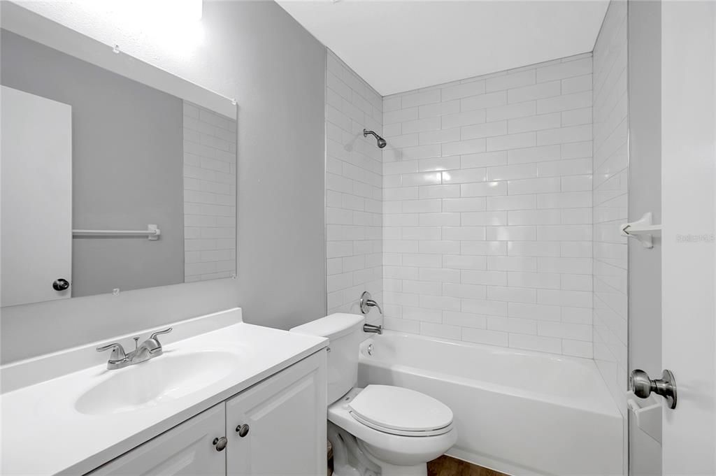 На продажу: $399,900 (3 спален, 2 ванн, 1426 Квадратных фут)