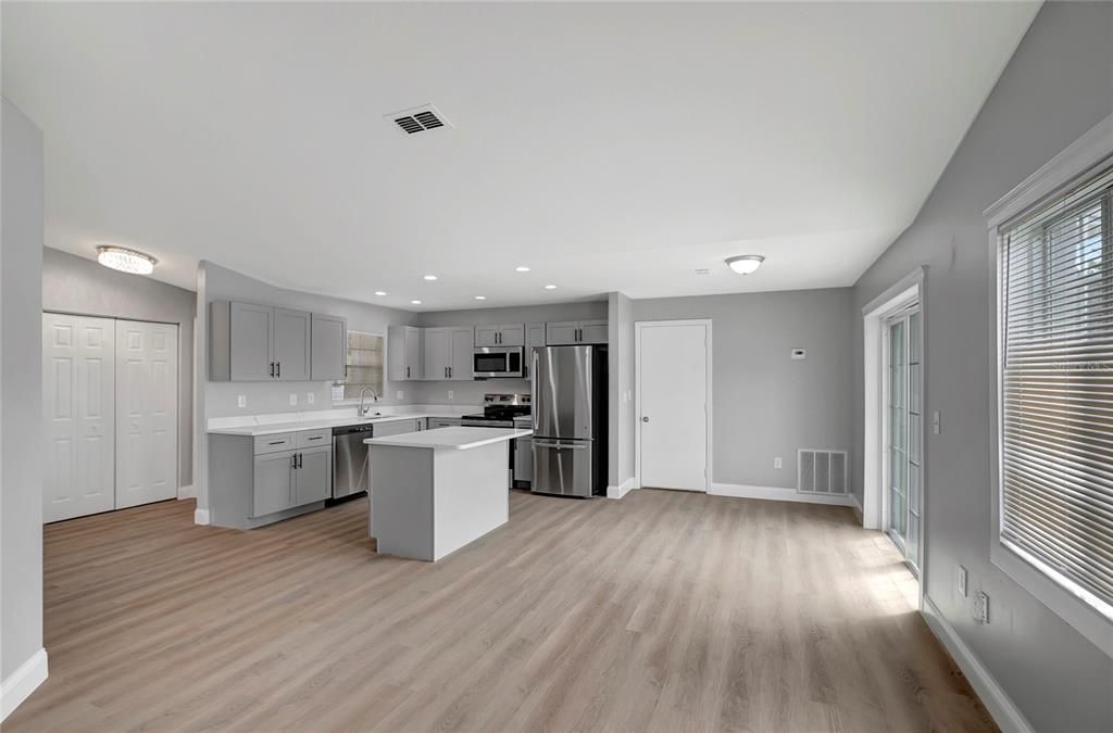 На продажу: $399,900 (3 спален, 2 ванн, 1426 Квадратных фут)