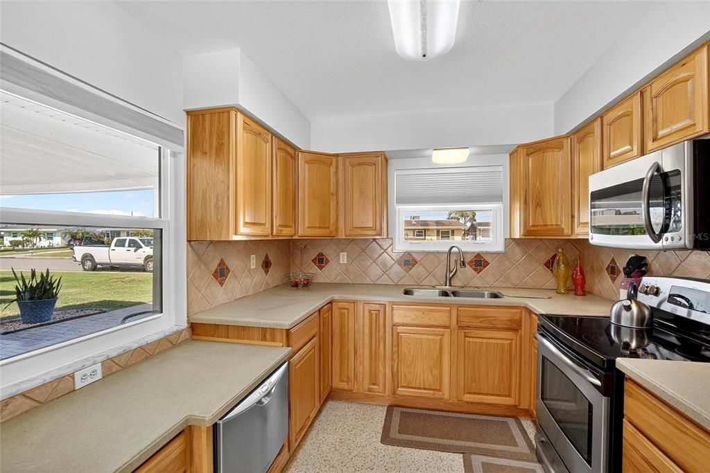 For Sale: $249,900 (2 beds, 2 baths, 1266 Square Feet)
