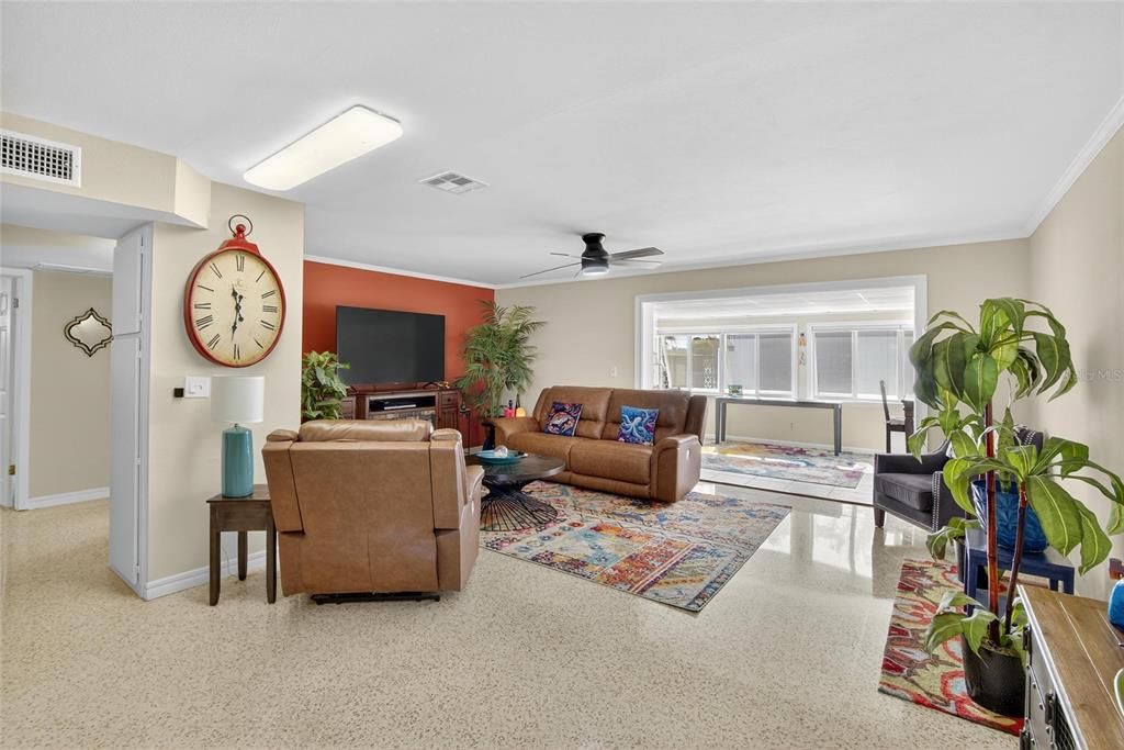 For Sale: $249,900 (2 beds, 2 baths, 1266 Square Feet)