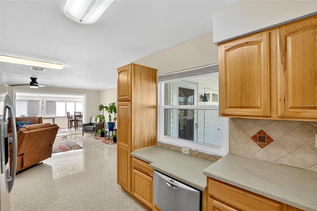 For Sale: $249,900 (2 beds, 2 baths, 1266 Square Feet)