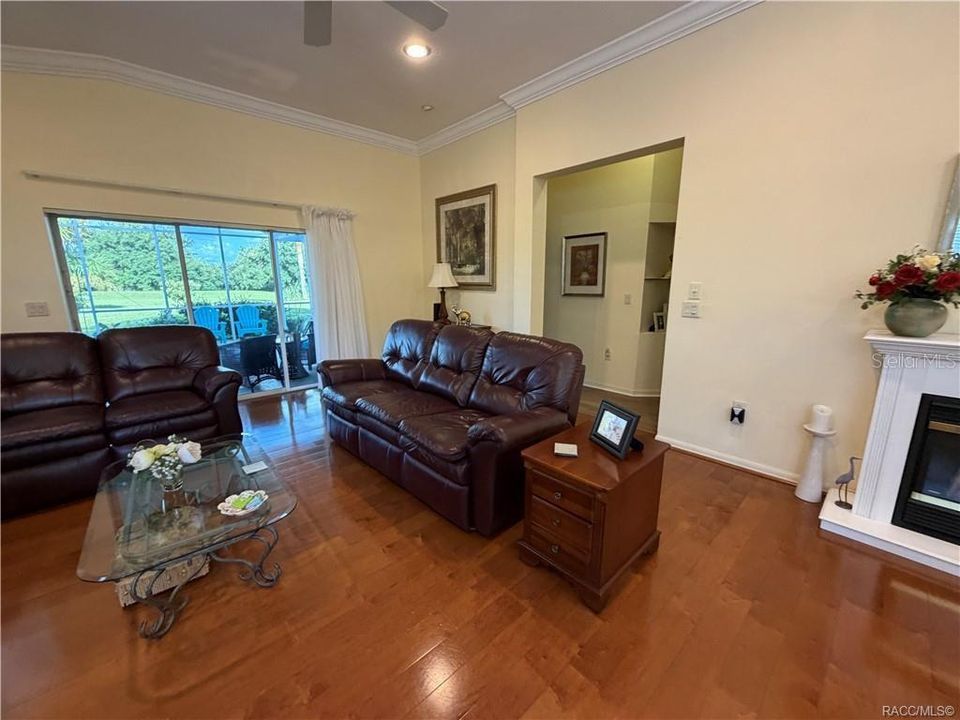 For Sale: $305,000 (3 beds, 2 baths, 1620 Square Feet)