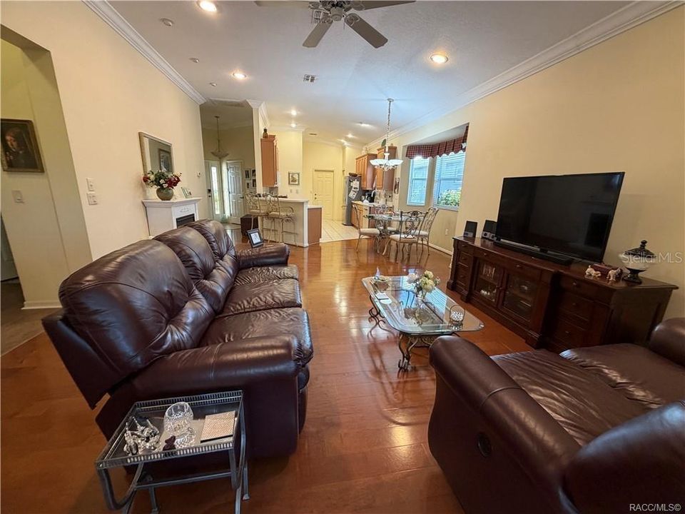 For Sale: $305,000 (3 beds, 2 baths, 1620 Square Feet)