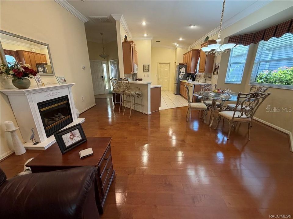 For Sale: $305,000 (3 beds, 2 baths, 1620 Square Feet)