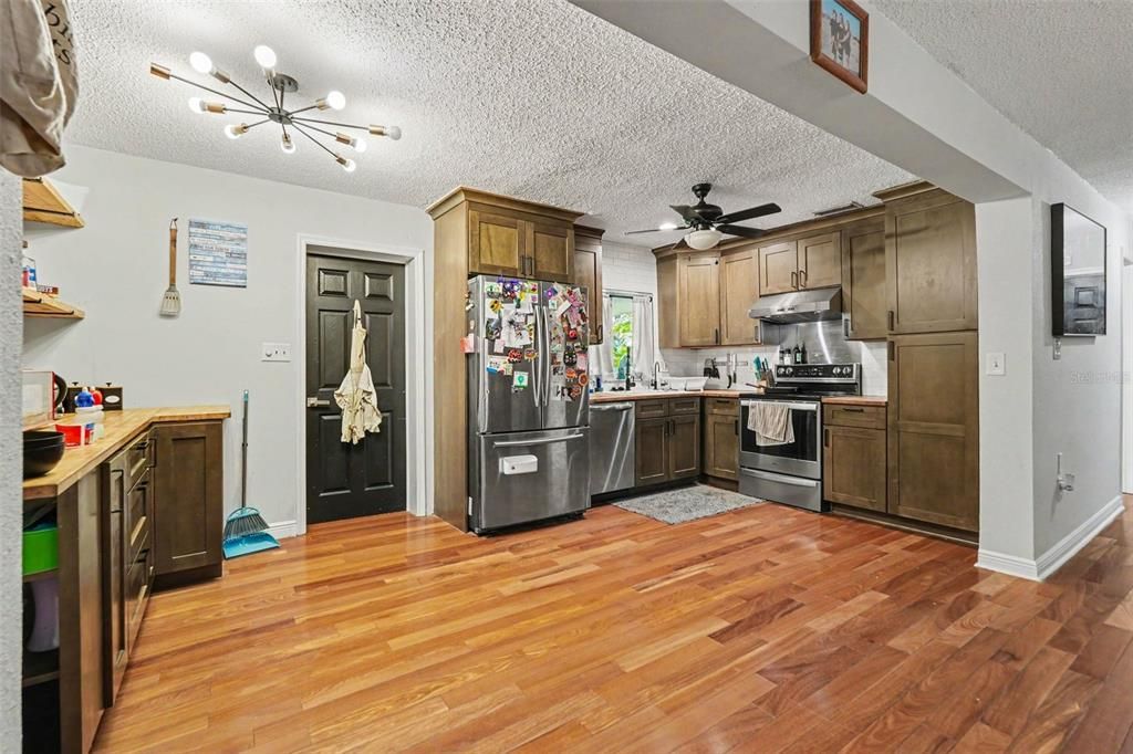 For Sale: $1,100,000 (3 beds, 2 baths, 2964 Square Feet)