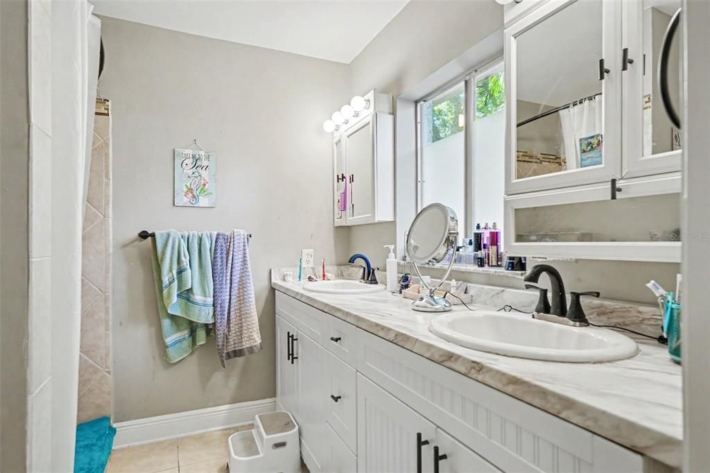 For Sale: $1,100,000 (3 beds, 2 baths, 2964 Square Feet)