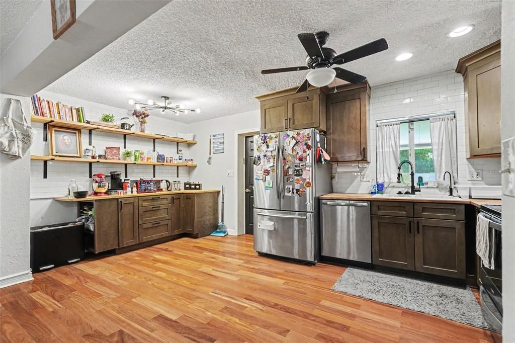 For Sale: $1,100,000 (3 beds, 2 baths, 2964 Square Feet)