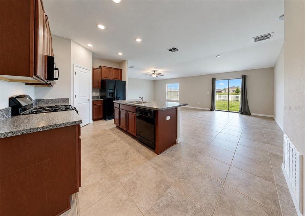 待售: $319,900 (3 贝兹, 2 浴室, 1561 平方英尺)