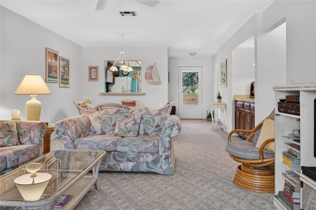 For Sale: $159,900 (2 beds, 2 baths, 1064 Square Feet)