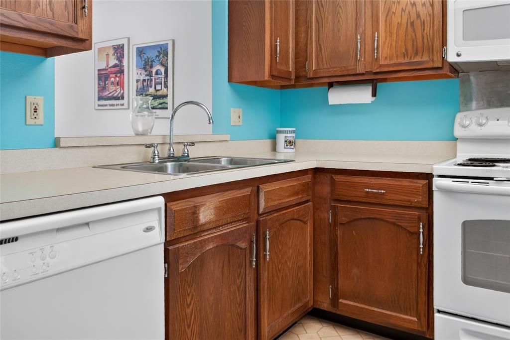 For Sale: $159,900 (2 beds, 2 baths, 1064 Square Feet)