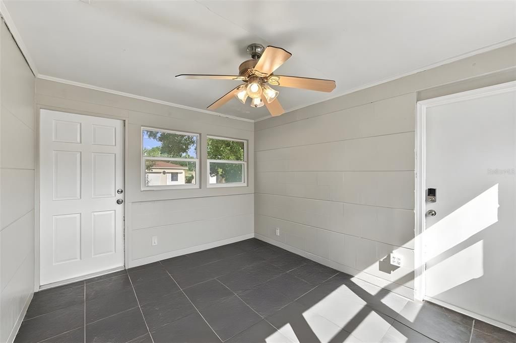For Sale: $300,000 (2 beds, 1 baths, 946 Square Feet)