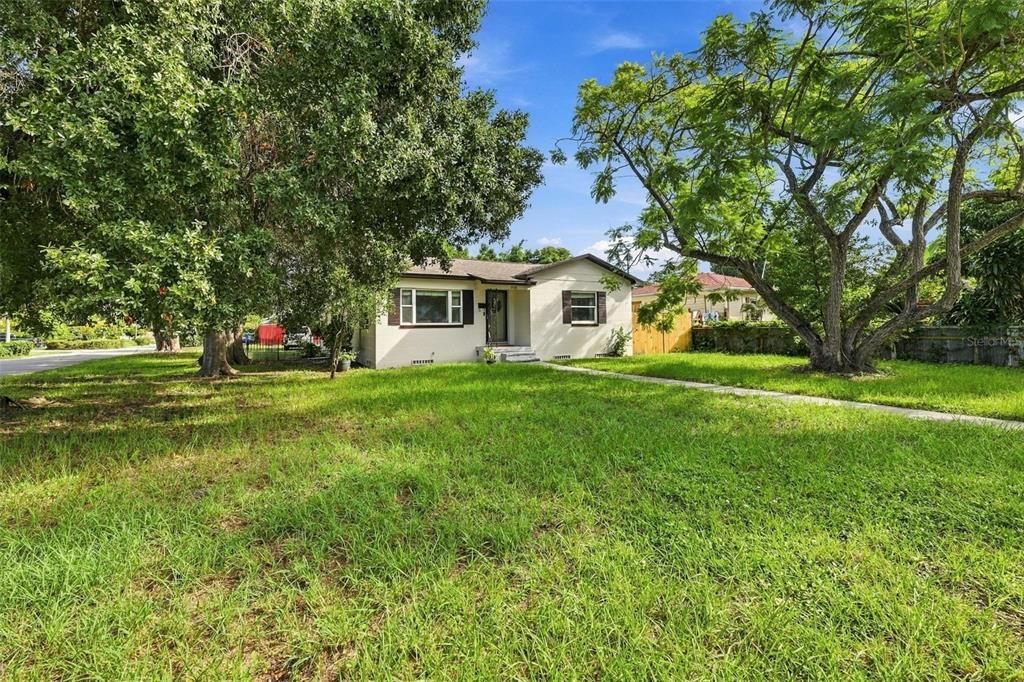 For Sale: $300,000 (2 beds, 1 baths, 946 Square Feet)