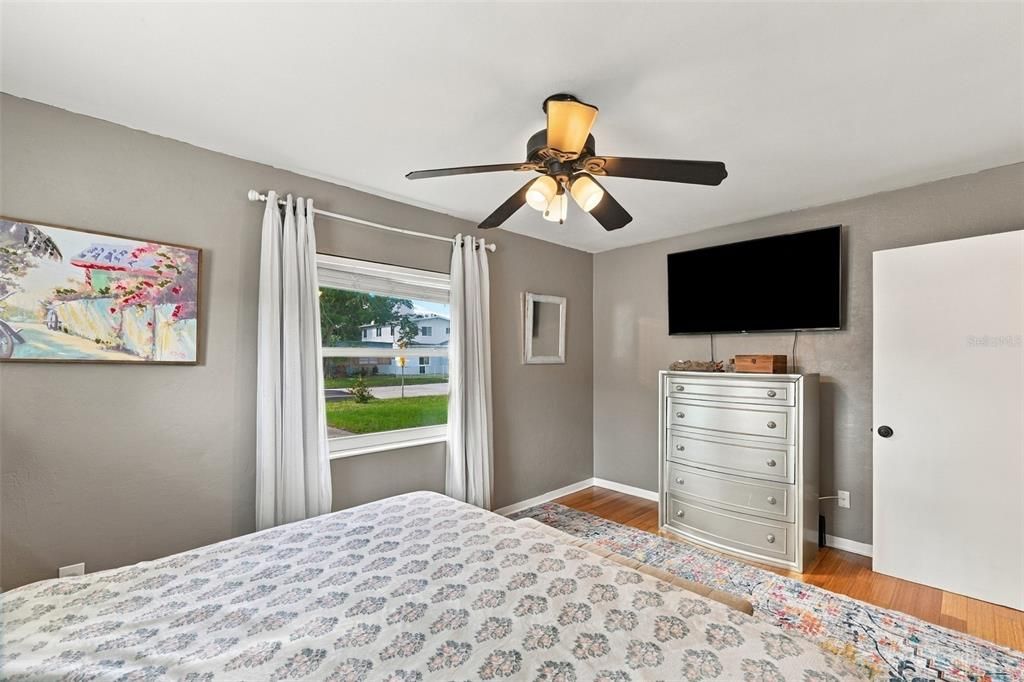 For Sale: $300,000 (2 beds, 1 baths, 946 Square Feet)