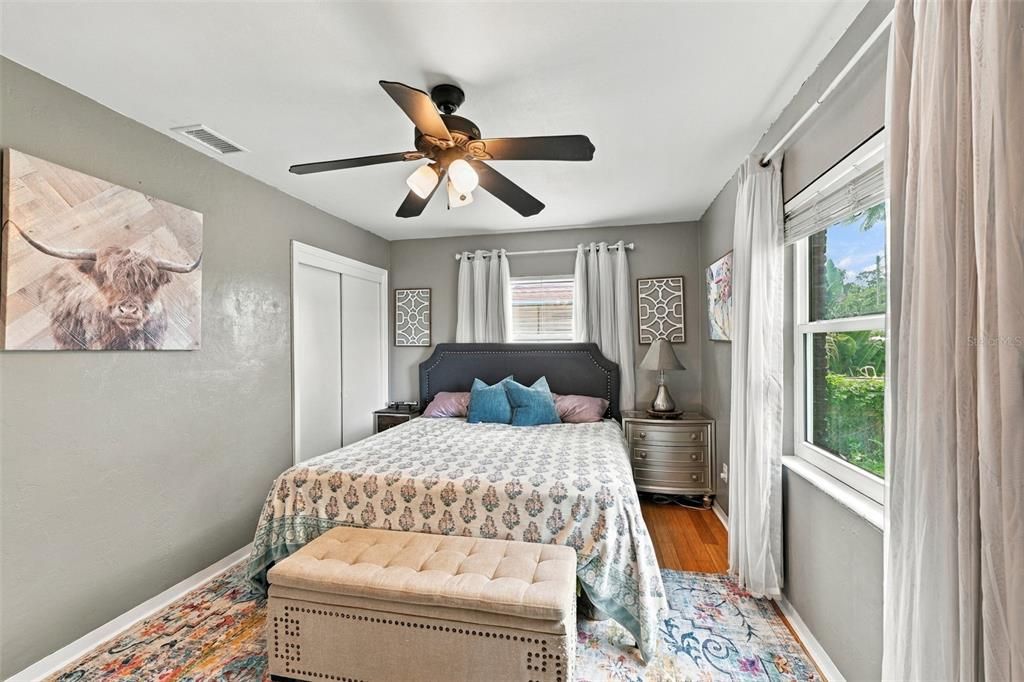 For Sale: $300,000 (2 beds, 1 baths, 946 Square Feet)