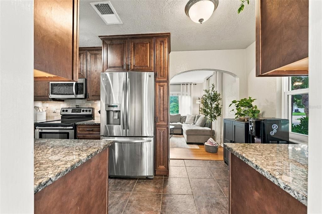 For Sale: $300,000 (2 beds, 1 baths, 946 Square Feet)