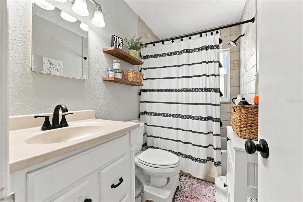 For Sale: $300,000 (2 beds, 1 baths, 946 Square Feet)