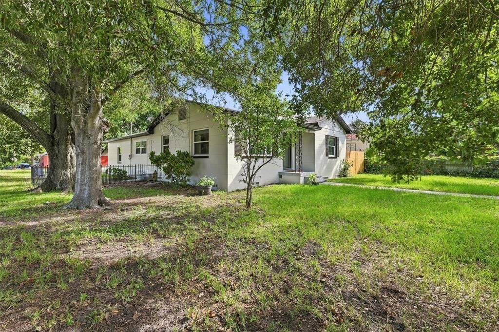 For Sale: $300,000 (2 beds, 1 baths, 946 Square Feet)