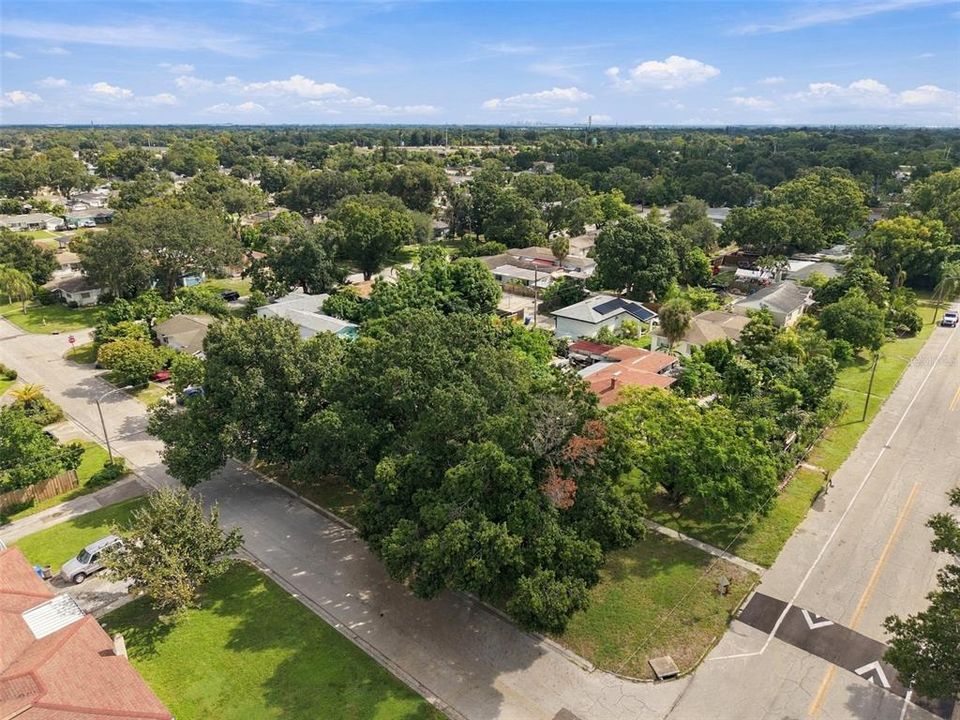 For Sale: $300,000 (2 beds, 1 baths, 946 Square Feet)
