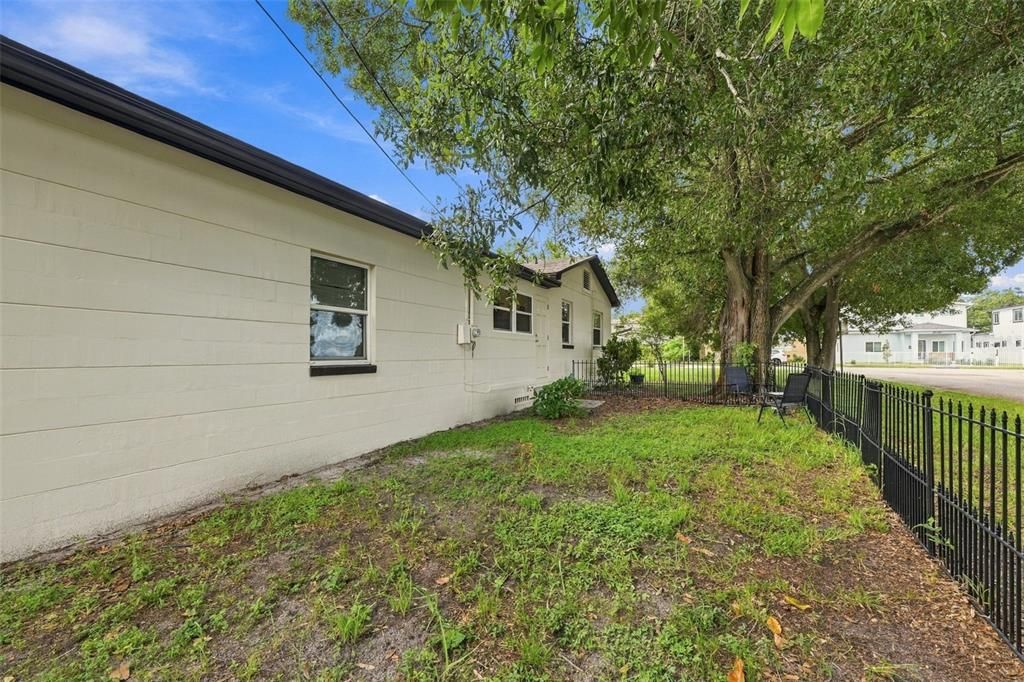 For Sale: $300,000 (2 beds, 1 baths, 946 Square Feet)