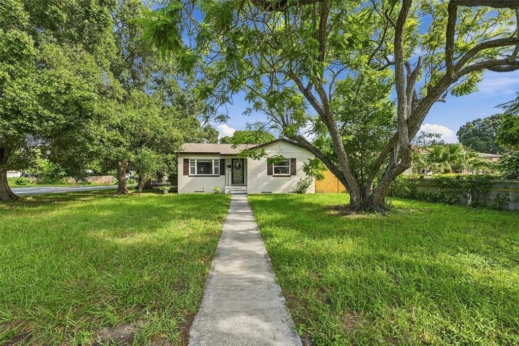 For Sale: $300,000 (2 beds, 1 baths, 946 Square Feet)