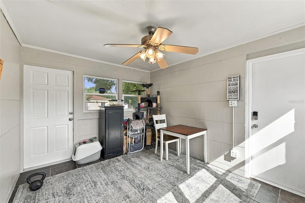 For Sale: $300,000 (2 beds, 1 baths, 946 Square Feet)