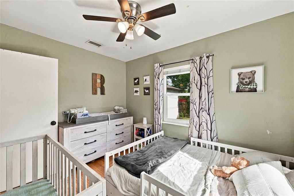 For Sale: $300,000 (2 beds, 1 baths, 946 Square Feet)