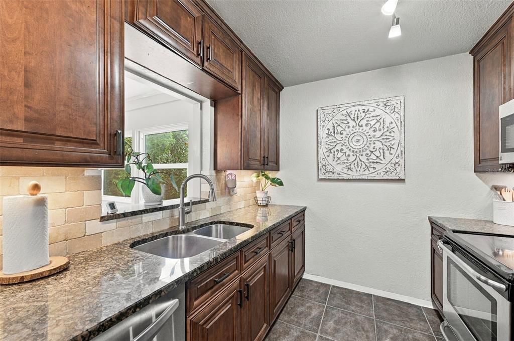 For Sale: $300,000 (2 beds, 1 baths, 946 Square Feet)