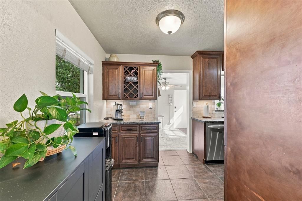 For Sale: $300,000 (2 beds, 1 baths, 946 Square Feet)
