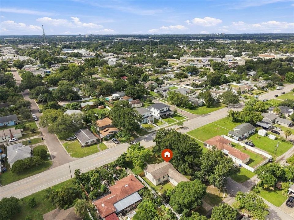 For Sale: $300,000 (2 beds, 1 baths, 946 Square Feet)