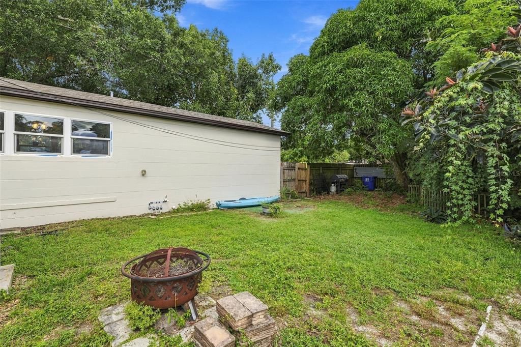 For Sale: $300,000 (2 beds, 1 baths, 946 Square Feet)
