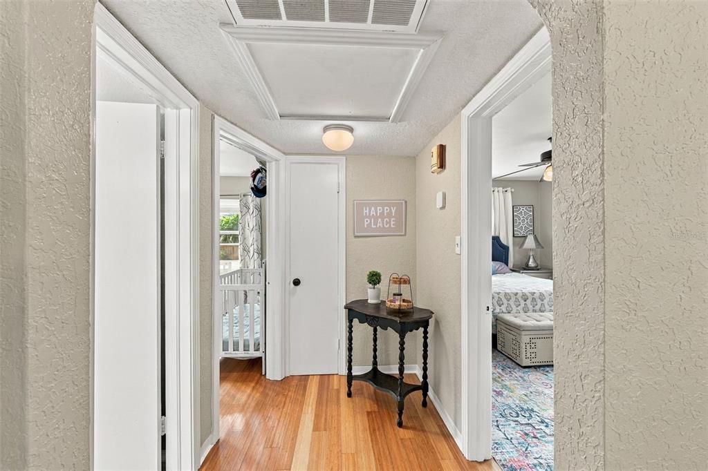 For Sale: $300,000 (2 beds, 1 baths, 946 Square Feet)