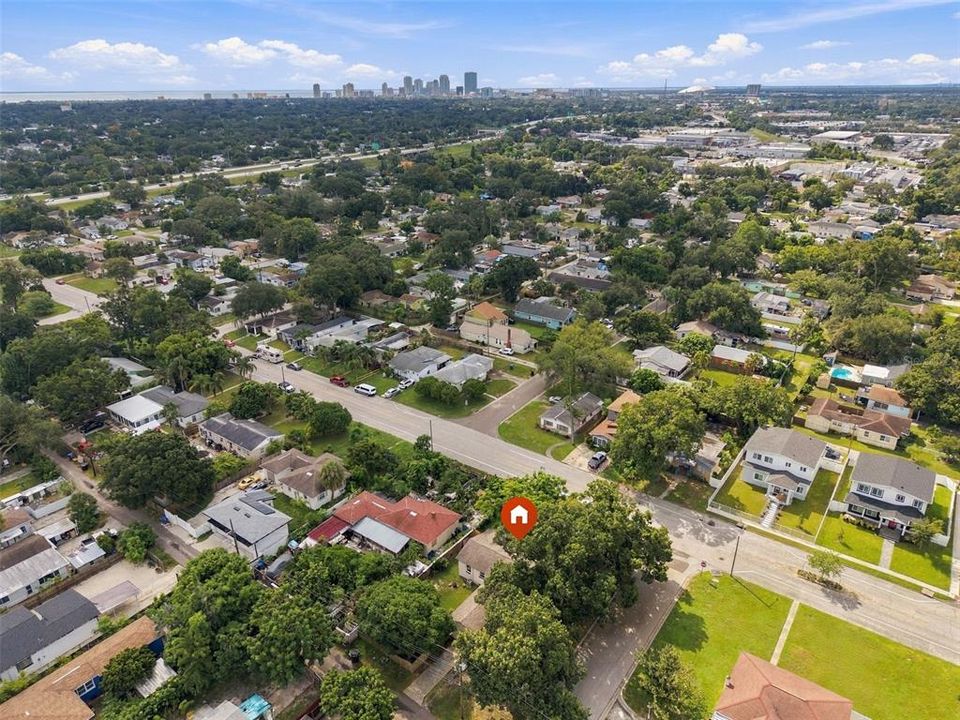 For Sale: $300,000 (2 beds, 1 baths, 946 Square Feet)