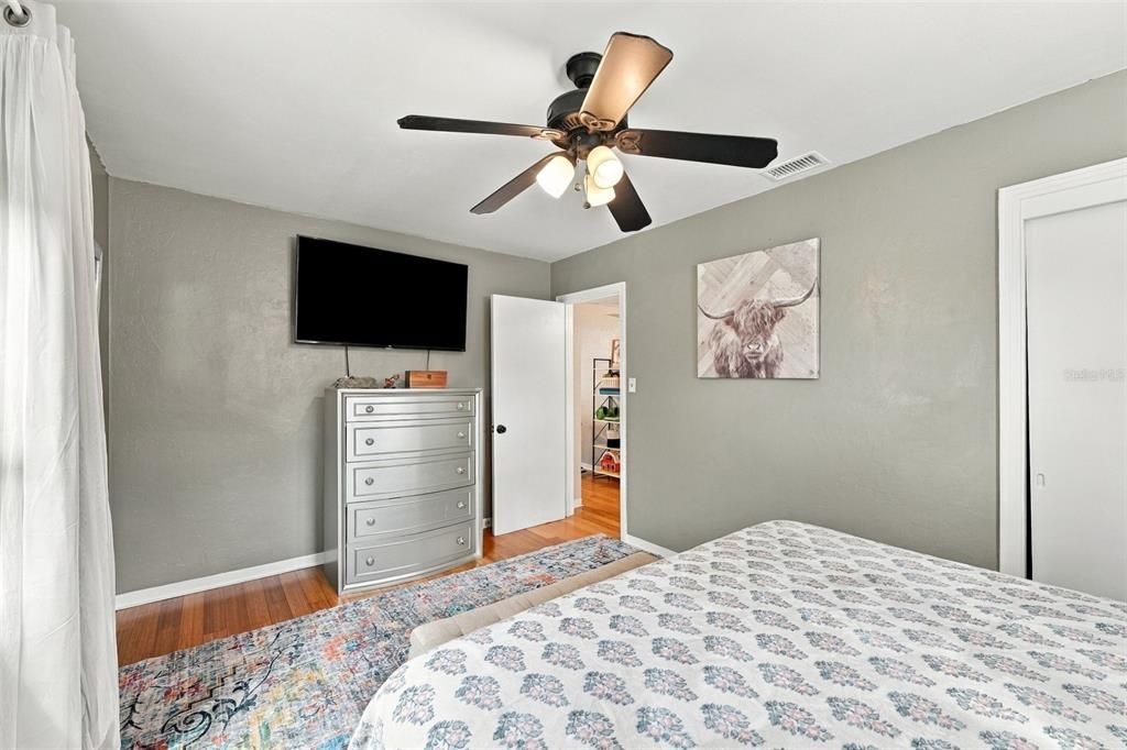 For Sale: $300,000 (2 beds, 1 baths, 946 Square Feet)