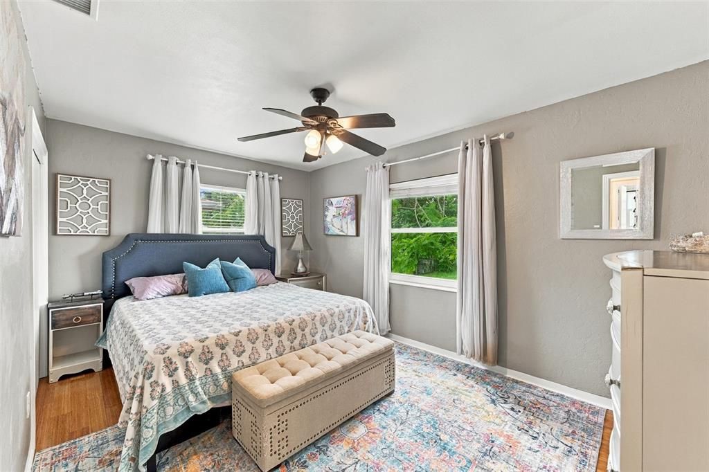 For Sale: $300,000 (2 beds, 1 baths, 946 Square Feet)
